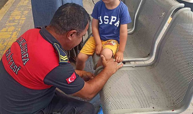 Otobüs beklerken ayağı oturağa sıkışan çocuğun imdadına itfaiye yetişti
