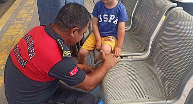 Otobüs beklerken ayağı oturağa sıkışan çocuğun imdadına itfaiye yetişti