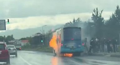 Otobüs bir anda alev aldı, yolcular panikle kaçtı