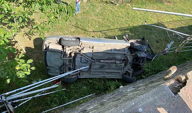 Otomobil 2 metre yükseklikten düştü: Sürücü kazayı yara almadan atlattı