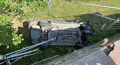 Otomobil 2 metre yükseklikten düştü: Sürücü kazayı yara almadan atlattı