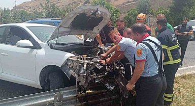 Otomobil bariyerlere çarptı, sürücü yaralandı