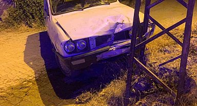 Otomobil elektrik direğine çarptı: 3 yaralı