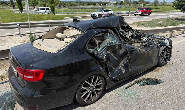 Otomobil freni kilitlenen biçerdöverin altına girdi: 2 yaralı