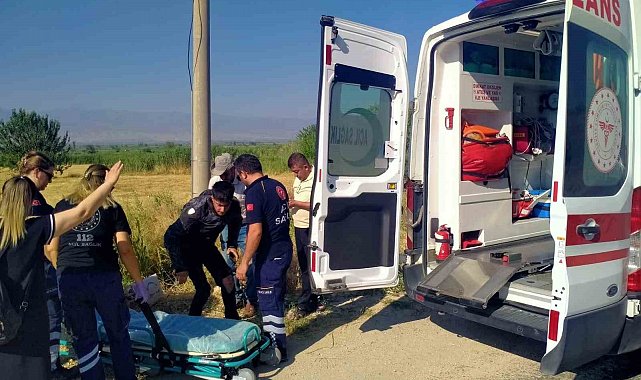 Otomobil ile çarpışan motosiklet sürücüsü tarlaya uçtu