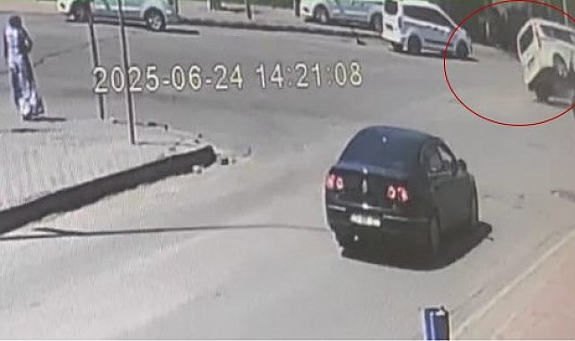 Otomobil ile kamyonetin çarpıştığı kaza güvenlik kamerasına yansıdı