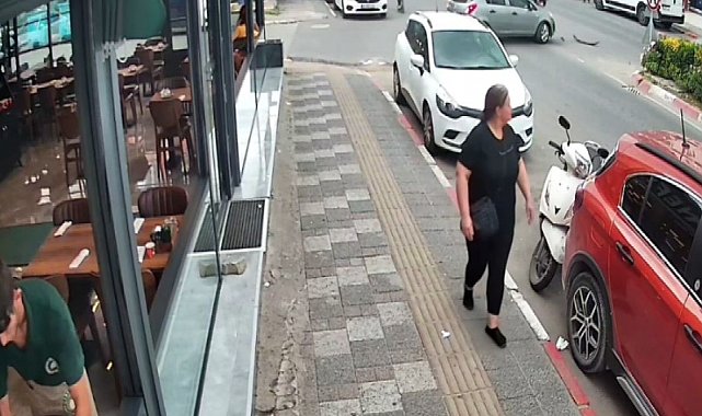 Otomobil ile motosikletin çarpıştığı kaza kamerada