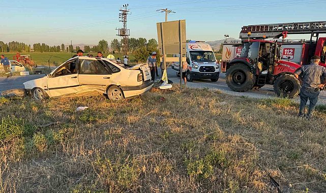 Otomobil ile traktörün çarpıştığı kazada 4 kişi yaralandı