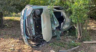 Otomobil yol kenarındaki tarlaya girip yan yattı: 4 yaralı