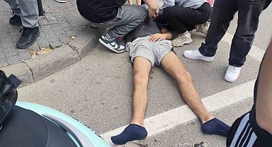 Otomobilin çarptığı 2 motosikletteki gençler yaralandı