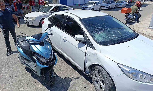 Otomobilin çarptığı motosikletli, havaya fırlayıp camın üzerine düştü