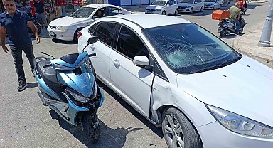 Otomobilin çarptığı motosikletli, havaya fırlayıp camın üzerine düştü