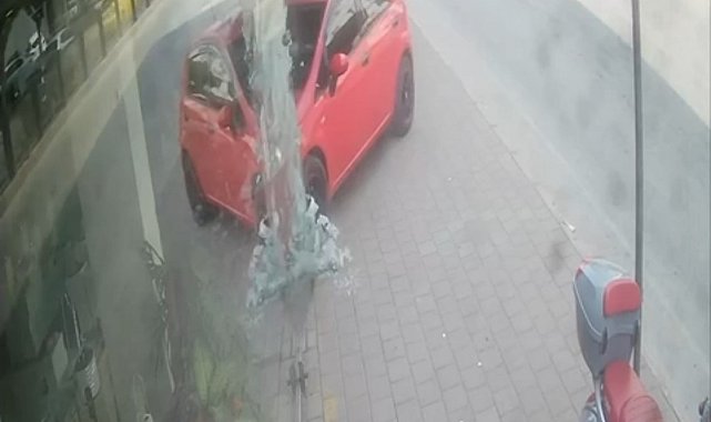 Otomobilin mağazaya daldığı anlar kamerada