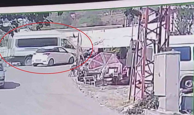Otomobille çarpışan minibüs dereye uçtu, o anlar kamerada