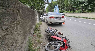 Otomobille çarpışan motosikletin sürücüsü ağır yaralandı