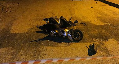 Otomobille çarpışan motosikletin sürücüsü hayatını kaybetti, oğlu ağır yaralandı