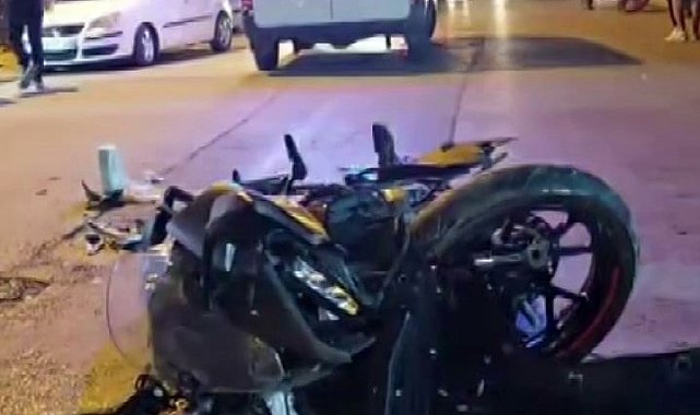 Otomobille çarpışan motosikletin sürücüsü metrelerce savruldu: Kaza anı kamerada