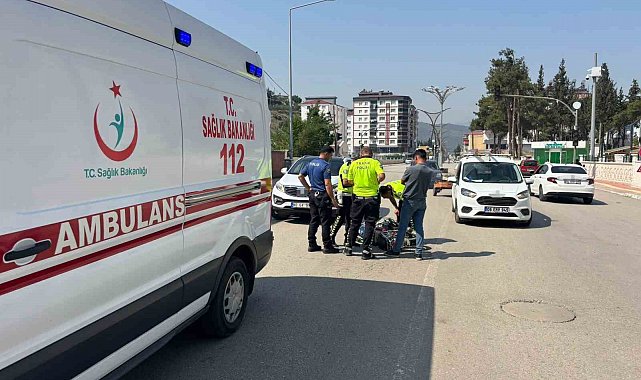 Otomobillerle çarpışan motosiklet sürücüsü yaralandı