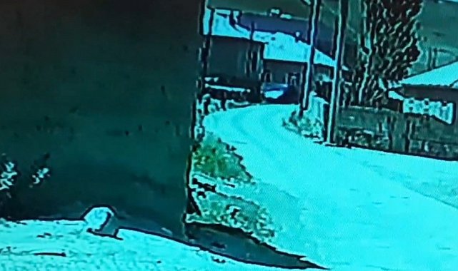 Özalp'ta kamyonet duvara çarptı, çocuklar korkuyla kaçtı