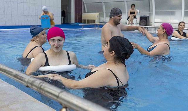 Özel gereksinimli çocuklar yüzmenin keyfini yaşıyor