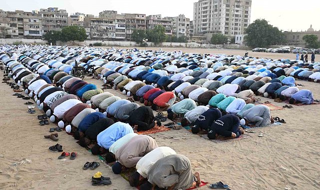 Pakistan'da Müslümanlar bayram namazı kıldı