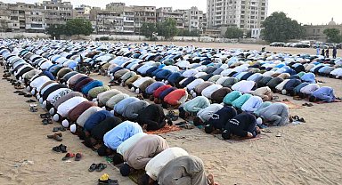 Pakistan'da Müslümanlar bayram namazı kıldı