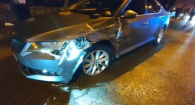 Palandöken'de iki otomobil kafa kafaya çarpıştı