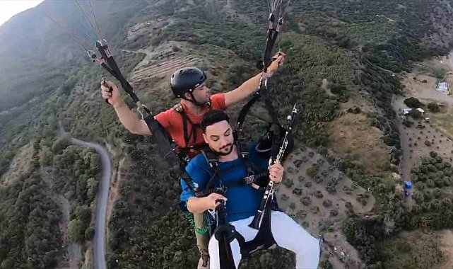 Paraşütte klarnet çaldı