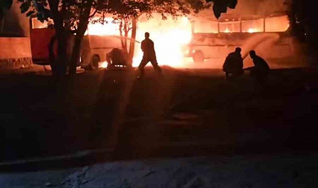 Park halindeki 2 midibüs alevlere teslim oldu