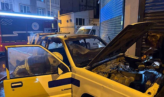 Park halindeki kamyonet alev aldı