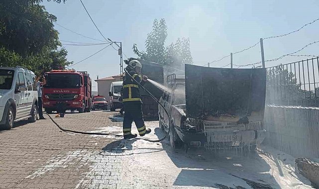 Park halindeki otomobil alev aldı