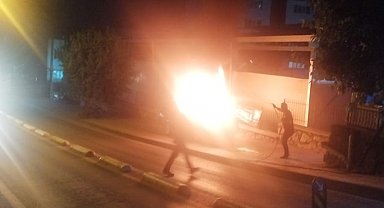 Park halindeki otomobil alevlere teslim oldu