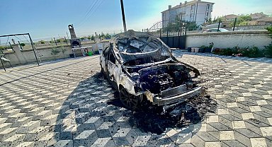 Park halindeki otomobil yanarak kullanılamaz hale geldi