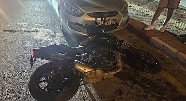 Park halindeki otomobile çarpan motosiklet sürücüsü yaralandı