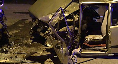 Park halindeki tıra çarpan otomobil hurdaya döndü: 1 yaralı