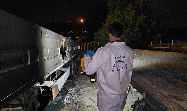 Park halindeki tırların dorselerini ateşe verdiler