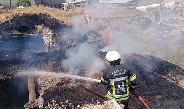 Pasinler'de ahır yangını
