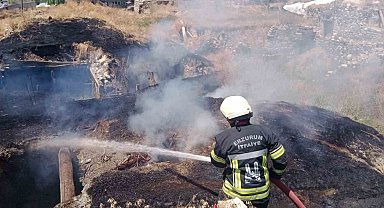 Pasinler'de ahır yangını