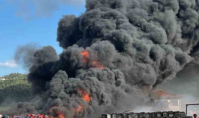 Plastik kasalar tutuştu, gökyüzünü siyah duman kapladı