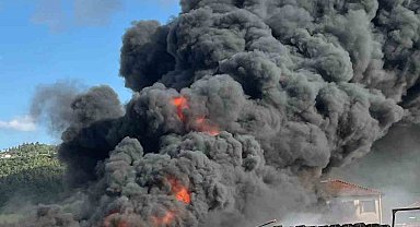 Plastik kasalar tutuştu, gökyüzünü siyah duman kapladı