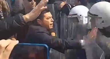 Polis barikatına saldıran CHP'li başkana kamu davası