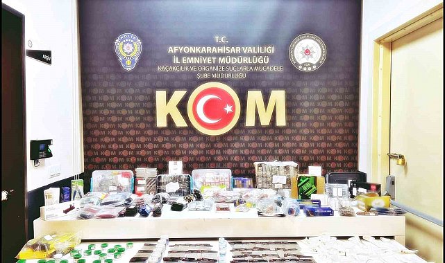 Polis binlerce kaçak cep telefonu aksesuarı ele geçirdi