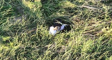 Polis kontrolünden kaçarken yol kenarına attıkları torbadan uyuşturucu çıktı