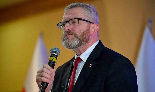 Polonyalı milletvekili Braun parlamentodaki LGBT konulu sergiyi kaldırdı: "Kamusal rezaleti önlüyorum"