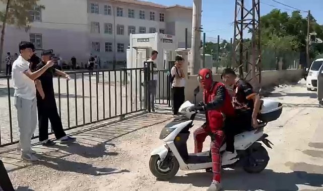 "Örümcek Adam" sınava geç kalan öğrenciyi son anda yetiştirdi