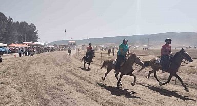 Rahvan atlar Baklan Ovası'nda tozu dumana kattı