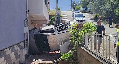 Rampa aşağı kayıp ağaca çarpan otomobil apartman girişinde devrildi: 5 yaralı