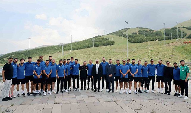 Rektör Hacımüftüoğlu, UEFA B antrenörlük eğitimi alan futbolcularla bir araya geldi