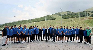 Rektör Hacımüftüoğlu, UEFA B antrenörlük eğitimi alan futbolcularla bir araya geldi