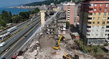 Rize'de boşaltılan binaların yıkımı devam ediyor